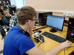 Школьники России запрограммировали роботов дистанционно